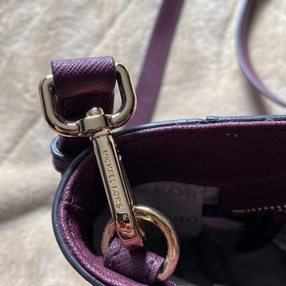 MICHAEL KORS HAMILTON TRAVELER PLUM MINI MESSENGER - Picture 5 of 8